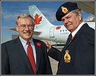 Montie Brewer, Président et chef de la direction, Air Canada avec Bill Bray, Président, Légion Royale canadienne/Dorval