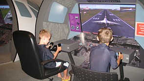 Au sein de l'Expérience Concorde, les visiteurs peuvent s'amuser avec des simulateurs de vol.