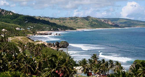 Baignée par l'Atlantique, la côte est de la Barbade est marquée par des falaises escarpées, des paysages et des plages plus sauvages, fréquentées par les amateurs de surf.