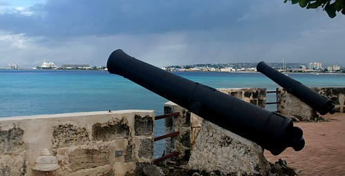 L'ancien Fort Charles, à Bridgetown, a été intégré dans l'enceinte de l'Hôtel Hilton, qui en a fait une terrasse pour les événements spéciaux. Au loin, le terminal de croisières de Bridgetown.