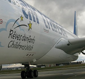 Air Transat affiche son association avec la Fondation Rêves d’Enfants sur un de ses appareils