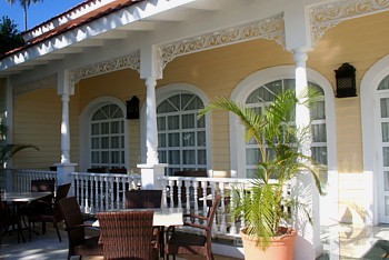 La réception et l’enregistrement se déroulent d’abord dans un premier bâtiment d’accueil, situé à Samana. Ensuite, les visiteurs montent à bord du bateau qui les conduit jusqu’à l’île, aussi surnommée « Cayo Banister »