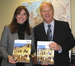 Maryse Martel directrice commercialisation de Transat Tours Canada et Denis Codère, v-p ventes, commercialisation et développement Europe Maryse Martel directrice commercialisation de Transat Tours Canada et Denis Codère, v-p ventes, commercialisation et développement Europe