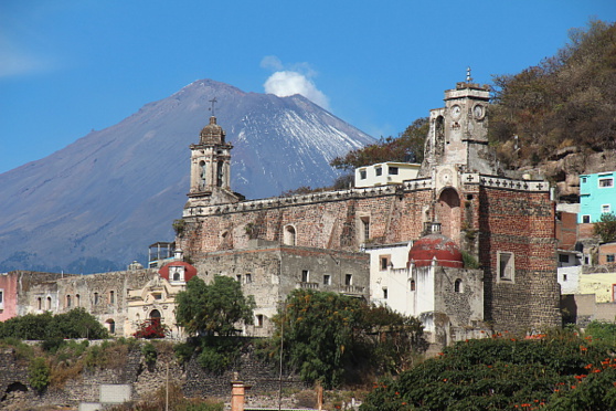 Le volcan émerge derrière le couvent de San Francisco