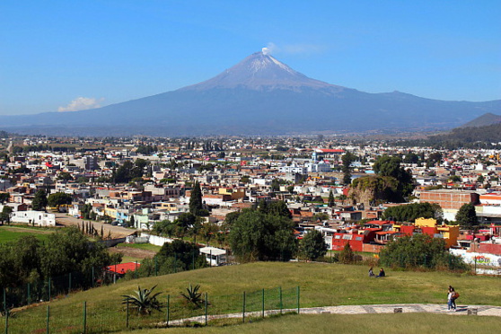 La vue à partir de la pyramide de Cholula, qui est devenue surtout une colline