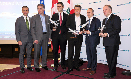 Le ministre fédéral François-Philippe Champagne; Louis Saint-Cyr de Westjet; Harout Chitilian de la ville de Montréal; Bob Cummings de Westjet; le ministre provincial Martin Coiteux et le PDG d'ADM Philippe Rainville.