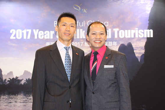 Nathan Xu, directeur de l'Office national de tourisme de Chine, et Rocky Lo,  directeur gestion du chiffre d'affaires et développement commercial Asie pour Air Canada. Nathan Xu, directeur de l'Office national de tourisme de Chine, et Rocky Lo,  directeur gestion du chiffre d'affaires et développement commercial Asie pour Air Canada.