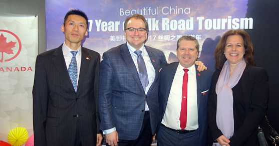 Nathan Xu, directeur de l’Office national du tourisme de Chine à Toronto; David Rheault, directeur affaires gouvernementales et relations avec les collectivités pour Air Canada; François Choquette,  directeur national des ventes spécialisées d'Air Canada et Patrizia Dri, directrice service aux membres, médias et marché agrément pour Tourisme Montréal,   directeur des ventes. Nathan Xu, directeur de l’Office national du tourisme de Chine à Toronto; David Rheault, directeur affaires gouvernementales et relations avec les collectivités pour Air Canada; François Choquette,  directeur national des ventes spécialisées d'Air Canada et Patrizia Dri, directrice service aux membres, médias et marché agrément pour Tourisme Montréal,   directeur des ventes.