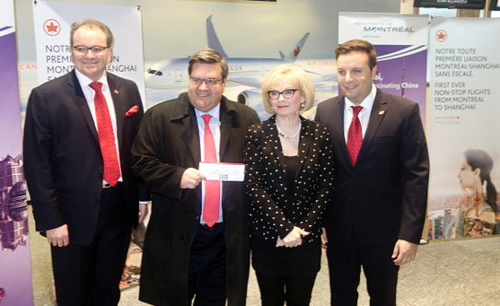 David Rheault, directeur affaires gouvernementales et relations avec les collectivités pour Air Canada ; le maire de Montréal Denis Coderre ; la ministre du Tourisme du Québec, Julie Boulet et Marc Galardo, vice-président de la planification de réseautage d'Air Canada. David Rheault, directeur affaires gouvernementales et relations avec les collectivités pour Air Canada ; le maire de Montréal Denis Coderre ; la ministre du Tourisme du Québec, Julie Boulet et Marc Galardo, vice-président de la planification de réseautage d'Air Canada.