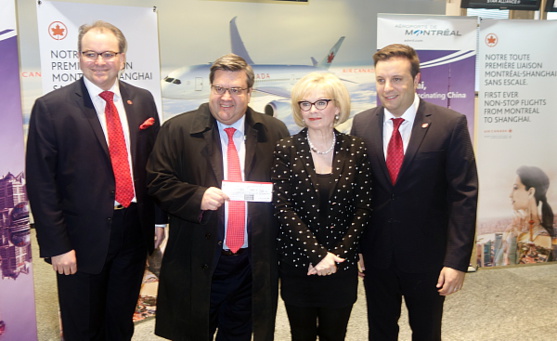 David Rheault, directeur affaires gouvernementales et relations avec les collectivités pour Air Canada ; le maire de Montréal Denis Coderre ; la ministre du Tourisme du Québec, Julie Boulet et Marc Galardo, vice-président de la planification de réseautage d'Air Canada.