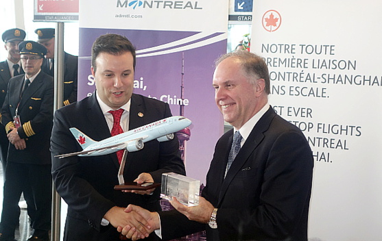 Échange de cadeau entre Marc Galardo, vice-président de la planification de réseautage d'Air Canada et Philippe Rainville PDG d'Aéroports de Montréal.