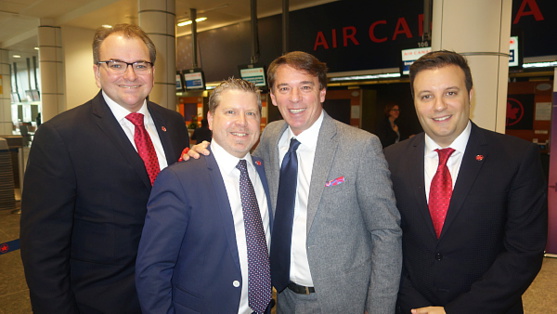 David Rheault, François Choquette et Marc Galardo d'Air Canada entourant Yves Lalumière PDG de Tourisme Montréal.