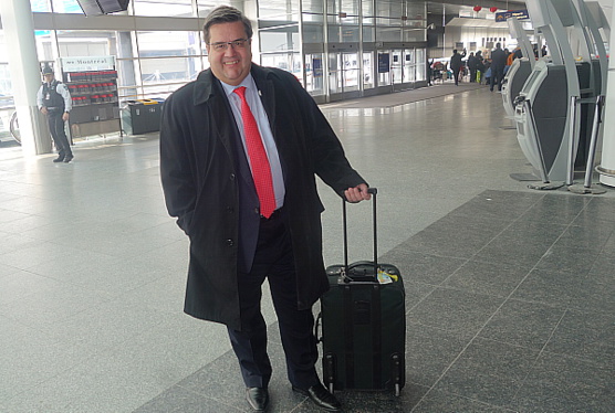Le maire de Montréal, Denis Coderre arrivant à l'aéroport de Montréal pour prendre le vol inaugural Montréal-Shanghai d'Air Canada Le maire de Montréal, Denis Coderre arrivant à l'aéroport de Montréal pour prendre le vol inaugural Montréal-Shanghai d'Air Canada