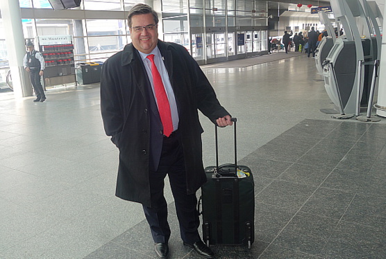 Le maire de Montréal, Denis Coderre arrivant à l'aéroport de Montréal pour prendre le vol inaugural Montréal-Shanghai d'Air Canada