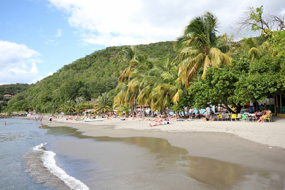 La plage de Malendure est le point de départ des excursions vers la Réserve Cousteau La plage de Malendure est le point de départ des excursions vers la Réserve Cousteau