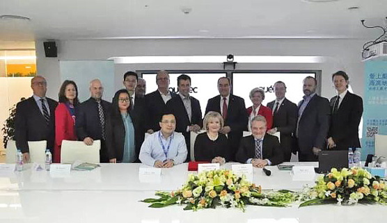 La délégation touristique qui accompagne la ministre du Tourisme, Mme Julie Boulet (centre) dans sa mission économique en Chine. À l’avant plan avec la ministre du Tourisme, MM. James Tang, vice-président principal de Ctrip et Martin Soucy, président-directeur général de l’Alliance de l’industrie touristique du Québec. (Groupe CNW/Alliance de l'industrie touristique du Québec)