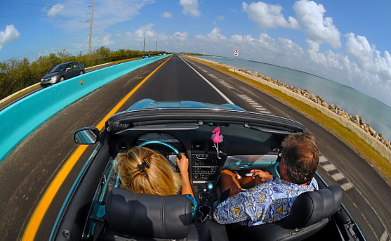 En décapotable  sur la route. Crédit : Andy Newman/Florida Keys News Bureau En décapotable  sur la route. Crédit : Andy Newman/Florida Keys News Bureau