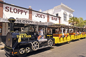 Le bar Sloppy Joe's, le préféré d’Hemingway et le Conch Train qui fait le tour des attractions de l’île. Crédit : Bob Krist/Florida Keys News Bureau