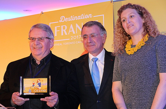 C’est dans une ambiance festive que M. Jean Martel, Directeur des ventes, a reçu le prix Produit France 2017 pour le Groupe Voyages Québec. C’est dans une ambiance festive que M. Jean Martel, Directeur des ventes, a reçu le prix Produit France 2017 pour le Groupe Voyages Québec.