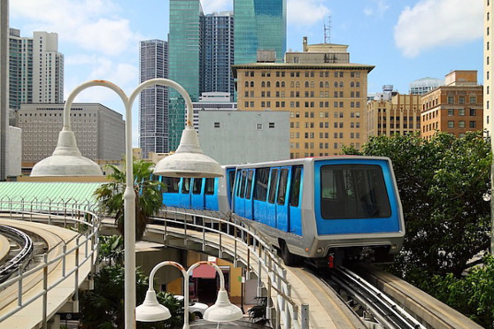 Un petit tour en hauteur au dessus du centre-ville, gratuit et sympa, en metromover! Crédit photo : Art Basel Miami