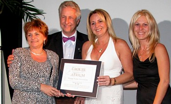 Marc Parsons de Assurances RBC remet le Meritas de la meilleure agence à l'équipe de Voyages Gama Innovation Marc Parsons de Assurances RBC remet le Meritas de la meilleure agence à l'équipe de Voyages Gama Innovation