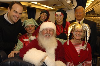 Air Transat : Haut, Haut, Haut ! - De jeunes enfants malades rencontrent le père Noel à 8 000 mètres d'altitude Air Transat : Haut, Haut, Haut ! - De jeunes enfants malades rencontrent le père Noel à 8 000 mètres d'altitude