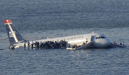Un Airbus A320 de US Airways s'abîme dans le Fleuve Hudson à New York Un Airbus A320 de US Airways s'abîme dans le Fleuve Hudson à New York