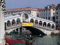 Venise: les gondoliers, en grève, bloquent le grand canal.