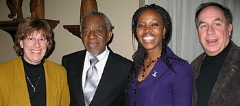 Gisèle Desmarais et Bruno Pilote de Voyages Cassis entourant le Dr. Abraham S. Nkomo Haut -Commissaire de l'Afrique du Sud et Mme Zungu Gisèle Desmarais et Bruno Pilote de Voyages Cassis entourant le Dr. Abraham S. Nkomo Haut -Commissaire de l'Afrique du Sud et Mme Zungu