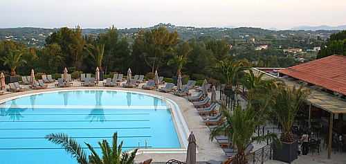 Le Club d'Opio se trouve au coeur des oliveraies et des montagnes de la Provence. Le Club d'Opio se trouve au coeur des oliveraies et des montagnes de la Provence.