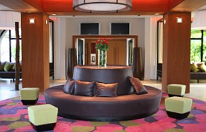 À Opio plusieurs pièces affichent un design très moderne, comme ici, à la réception. À Opio plusieurs pièces affichent un design très moderne, comme ici, à la réception.