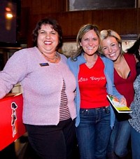 Sophie Chagnon, Représentante au développement des affaires de Vacances Signature, Mme Maryse Tremblay, la gagnante du voyage et Alex d’Occupation Double IV, porte-parole de l’évènement Sophie Chagnon, Représentante au développement des affaires de Vacances Signature, Mme Maryse Tremblay, la gagnante du voyage et Alex d’Occupation Double IV, porte-parole de l’évènement