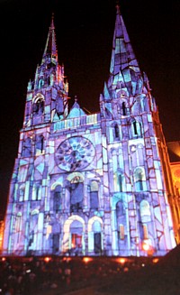 Chartres s'illumine au grand bonheur des touristes Chartres s'illumine au grand bonheur des touristes