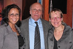 Présents à la soirée, Khalida Terrada et Isabelle Blanche Pinpin de Tours Chanteclerc entourent Patrice Malacort de Aviatours