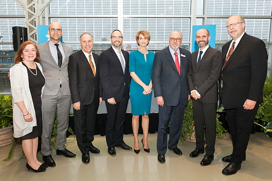 Ellen Melman, ministère du tourisme d’Israël; Uri Steinberg, consul et commissaire au tourisme d’Israël pour l’Amérique du Nord; Philippe Rainville, président-directeur général d’Aéroports de Montréal; Lionel Perez, membre du comité exécutif de la Ville de Montréal, responsable des infrastructures, de la gouvernance, de la démocratie et des relations gouvernementales; Annick Guérard, présidente et directrice générale, Transat Tours Canada; Jean-Marc Eustache, président du conseil et chef de la direction de Transat  A.T. inc. ;Ziv Nevo Kulman, consul général d’Israël à Montréal et représentant permanent auprès de l’Organisation de l’aviation civile internationale; Jerry Adler, directeur pour le Canada, Ministère du tourisme d’Israël.