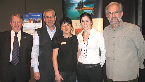 Jean Martel, Directeur des ventes agences; Claude Noel, représentant Travel Alberta pour le Québec; Diane Desbiens et Joelle Gobeil-Jobin, représentantes au Québec; et André Bergeron, guide-accompagnateur.