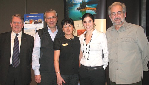 Jean Martel, Directeur des ventes agences; Claude Noel, représentant Travel Alberta pour le Québec; Diane Desbiens et Joelle Gobeil-Jobin, représentantes au Québec; et André Bergeron, guide-accompagnateur. Jean Martel, Directeur des ventes agences; Claude Noel, représentant Travel Alberta pour le Québec; Diane Desbiens et Joelle Gobeil-Jobin, représentantes au Québec; et André Bergeron, guide-accompagnateur.
