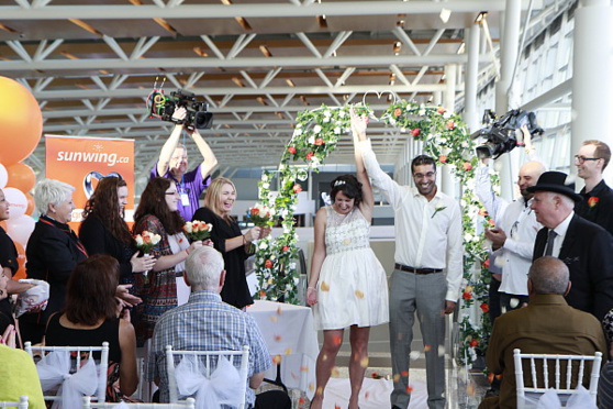 Un couple de Calgary échange ses vœux de mariage à l’aéroport
