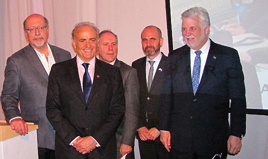 Jerry Adler - directeur de l'office de tourisme d'Israël au Canada, Calin Rovinescu - président et chef de la direction d'Air Canada, Philippe Rainville - président-directeur général d'Aéroports de Montréal,  Ziv Nevo Kulman - consul général d'Israël à Montréal, et Philippe Couillard, premier ministre du Québec.