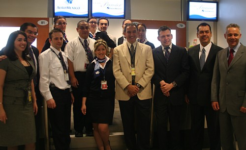 Toute l’équipe d’Aeromexico – personnel au sol et directeurs - attendait avec impatience les premiers passagers montréalais du vol 681 Toute l’équipe d’Aeromexico – personnel au sol et directeurs - attendait avec impatience les premiers passagers montréalais du vol 681