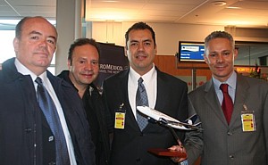 Juan Carlos Arnau Avila, D.G. programmes stragégiques au Secrétariat du Tourisme de Mexico, Manuel Montelongo, Directeur CPTM, Gabriel Hegewish, Directeur à l’aéroport de Toronto pour Aeromexico, Oscar Mejia, Gérant des comptes commerciaux Aeromexi Juan Carlos Arnau Avila, D.G. programmes stragégiques au Secrétariat du Tourisme de Mexico, Manuel Montelongo, Directeur CPTM, Gabriel Hegewish, Directeur à l’aéroport de Toronto pour Aeromexico, Oscar Mejia, Gérant des comptes commerciaux Aeromexi