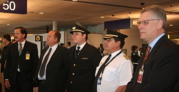 L’équipage du vol, en compagnie de Jean Teasdale (ADM) et Juan Carlos Arnau Avila, du Secrétariat du Tourisme de la ville de Mexico. L’équipage du vol, en compagnie de Jean Teasdale (ADM) et Juan Carlos Arnau Avila, du Secrétariat du Tourisme de la ville de Mexico.