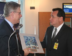 Jean Teasdale, Vice-président services commerciaux, Aéroports de Montréal, remettant un cadeau à Frank Galan, Vice-président des ventes pour la division U.S, Aeromexico Jean Teasdale, Vice-président services commerciaux, Aéroports de Montréal, remettant un cadeau à Frank Galan, Vice-président des ventes pour la division U.S, Aeromexico