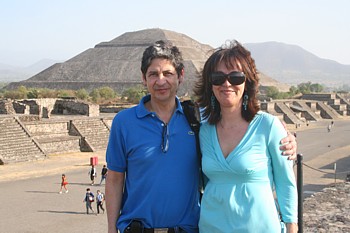 Camillo et Patricia Aguilar, de Voyages Canandes: encore bien en forme, même après avoir grimpé la Pyarmide du Soleil et celle de la Lune...