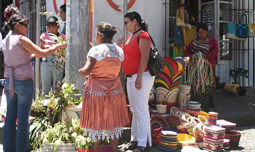Le marché du samedi, dans le quartier San Angel, occupe plusieurs parcs et rues du quartier.