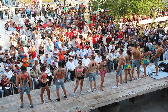 Chars allégoriques, danseurs et musiciens se partagent la vedette aux "Romerias de Mayo".