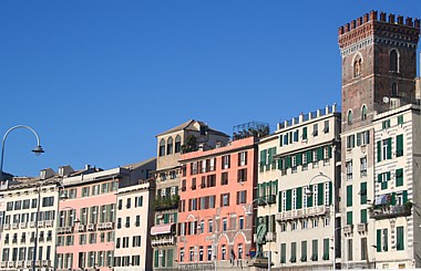 Le vieux Gênes forme un amphithéâtre , autour de la baie Le vieux Gênes forme un amphithéâtre , autour de la baie