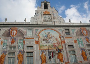 Fresques sur la façade du palais San Giorgio, face au port
