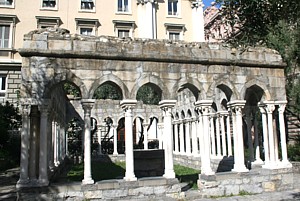 Le cloître de l'église Saint Andrea, site de la maison natale de Christophe Colomb