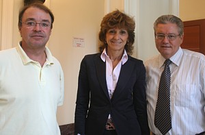 La responsable du tourisme de la région de la Ligurie, mme Marguerita Bozzano, en compagnie de Jacques Morissette, président d'Omnitour (à gauche) et de Vince Palumbo, président de Vacances Viatour (à droite).